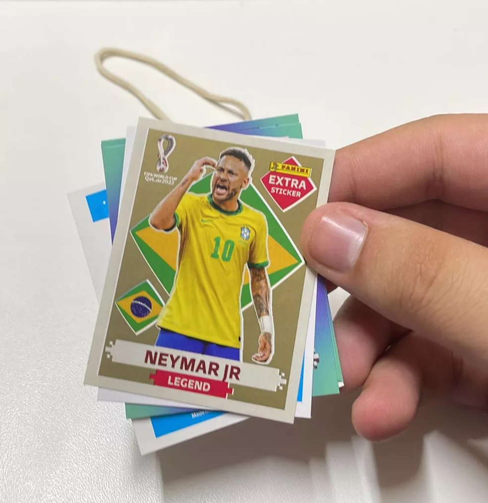 Moradora de Santos encontra figurinha rara de Neymar no 1°pacote comprado  para álbum da Copa