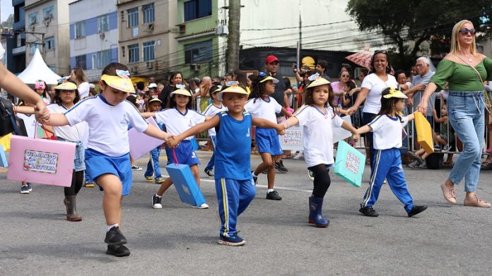 Dezenas de crianças participaram do desfile cívico | Foto: Divulgação/PMAR