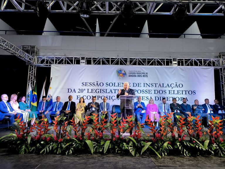 Cláudio Ferreti toma posse como prefeito de Angra dos Reis