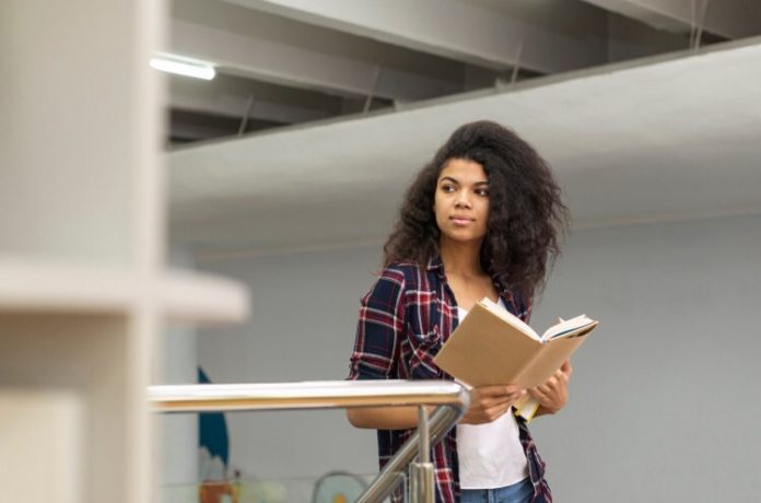 Aluno - Foto - banco de imagem - Freepik