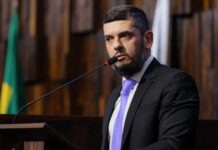 Livre, com tornozeleira e de licença: Bacellar pede 10 dias de afastamento