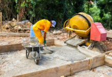 Ponte no bairro Ariró, em Angra dos Reis, está sendo reconstruída