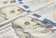 Dólar é vendido abaixo de R$ 5 pela primeira vez desde janeiro de 2024